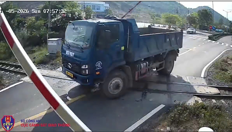 Xử l&yacute; t&agrave;i xế xe ben vượt qua đường sắt ở Kh&aacute;nh H&ograve;a khi cần chắn đang hạ- Ảnh 1.