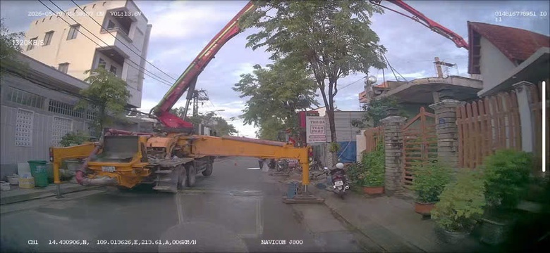Gia Lai: Cần bơm b&ecirc; t&ocirc;ng g&atilde;y đổ khi đang thi c&ocirc;ng khiến 3 người thương vong- Ảnh 1.