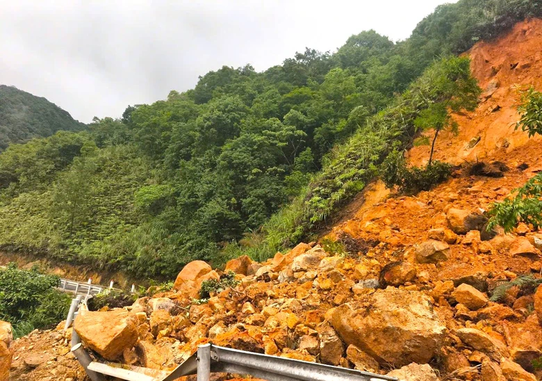 Một số tuyến đường ở Quảng Ninh tạm cấm lưu thông do mưa lớn, sạt lở- Ảnh 2. Một số tuyến đường ở Quảng Ninh tạm cấm lưu thông do mưa lớn, sạt lở- Ảnh 2.