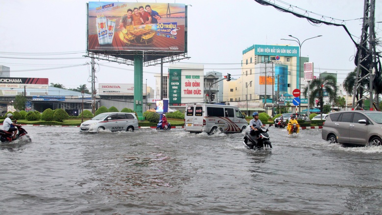 Mưa lớn k&eacute;o d&agrave;i, nhiều tuyến đường ở C&agrave; Mau ngập s&acirc;u- Ảnh 3.