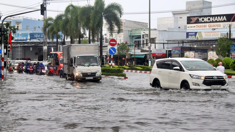 Mưa lớn k&eacute;o d&agrave;i, nhiều tuyến đường ở C&agrave; Mau ngập s&acirc;u- Ảnh 1.