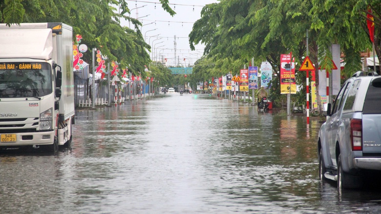 Mưa lớn k&eacute;o d&agrave;i, nhiều tuyến đường ở C&agrave; Mau ngập s&acirc;u- Ảnh 7.