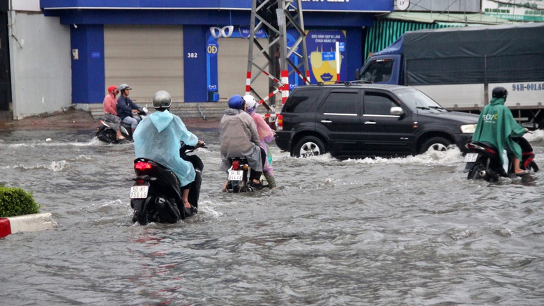Mưa lớn k&eacute;o d&agrave;i, nhiều tuyến đường ở C&agrave; Mau ngập s&acirc;u- Ảnh 2.