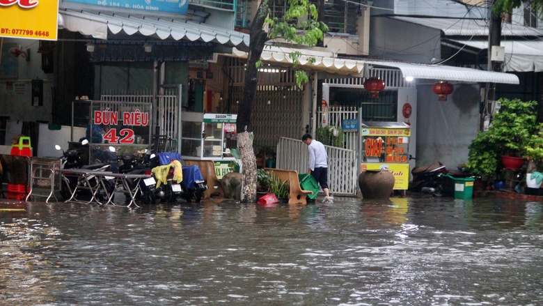 Mưa lớn k&eacute;o d&agrave;i, nhiều tuyến đường ở C&agrave; Mau ngập s&acirc;u- Ảnh 6.