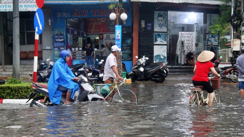Mưa lớn k&eacute;o d&agrave;i, nhiều tuyến đường ở C&agrave; Mau ngập s&acirc;u- Ảnh 4.