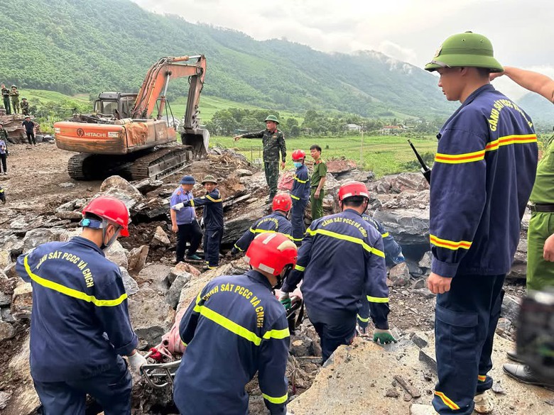 T&igrave;m thấy thi thể 2 nạn nh&acirc;n trong vụ sạt lở đ&aacute; ở Thanh H&oacute;a- Ảnh 1.