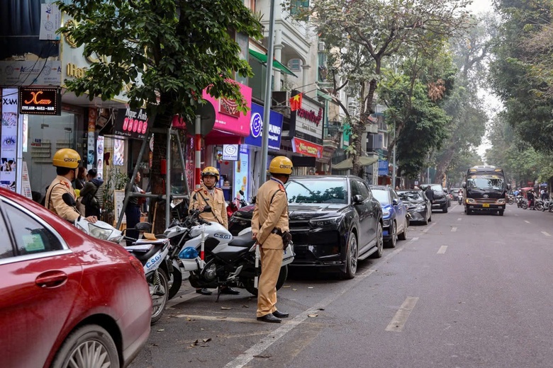 Xử lý hơn 560 xe vi phạm, Hà Nội đề xuất mở rộng vùng hạn chế xe trên 16 chỗ- Ảnh 1. Xử lý hơn 560 xe vi phạm, Hà Nội đề xuất mở rộng vùng hạn chế xe trên 16 chỗ- Ảnh 1.