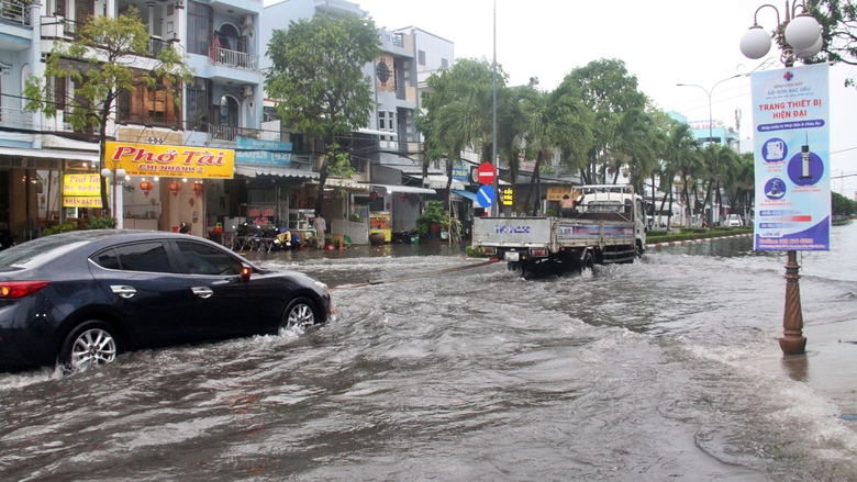 Mưa lớn k&eacute;o d&agrave;i, nhiều tuyến đường ở C&agrave; Mau ngập s&acirc;u- Ảnh 11.