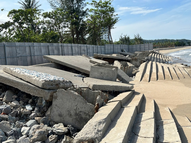Nghệ An khẩn trương sửa chữa c&aacute;c c&ocirc;ng tr&igrave;nh đ&ecirc;, k&egrave; biển xuống cấp- Ảnh 1.