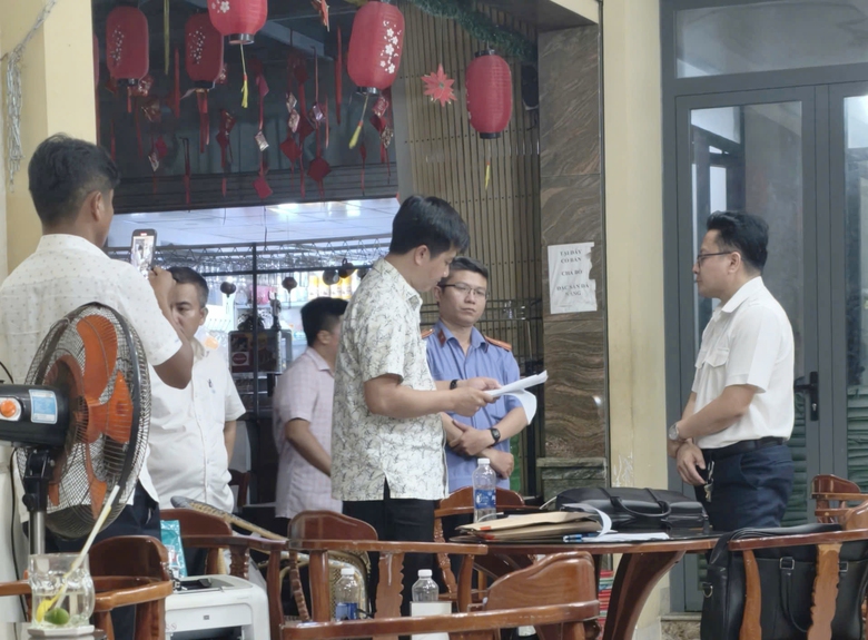 Khởi tố c&aacute;n bộ thuế ở Cần Thơ v&ograve;i vĩnh chung chi v&agrave; nhận tiền của doanh nghiệp- Ảnh 1.