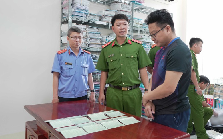 Khởi tố c&aacute;n bộ thuế ở Cần Thơ v&ograve;i vĩnh chung chi v&agrave; nhận tiền của doanh nghiệp- Ảnh 3.