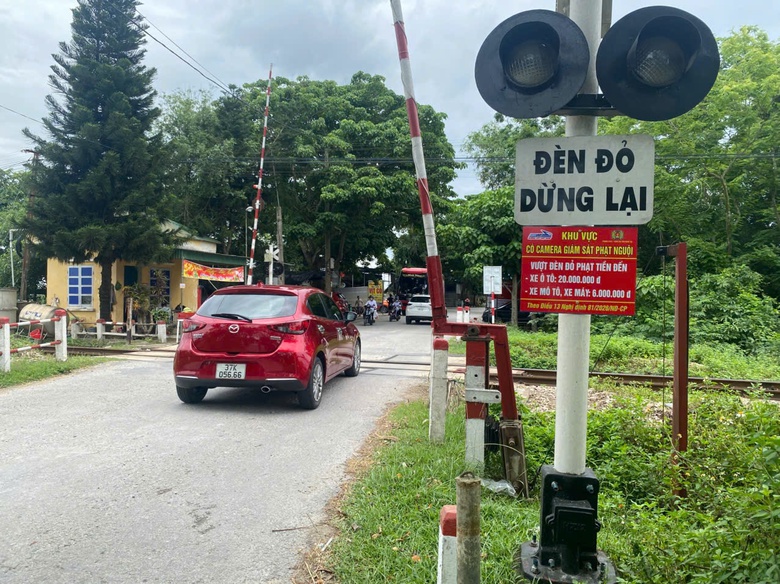 Gắn biển tuyên truyền mới, nâng cao an toàn giao thông đường sắt ở Nghệ An- Ảnh 2. Gắn biển tuyên truyền mới, nâng cao an toàn giao thông đường sắt ở Nghệ An- Ảnh 2.