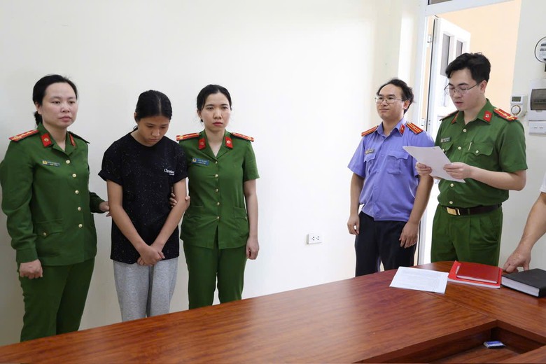 Phú Thọ: Khởi tố hai nữ sinh đánh bạn, phát tán clip lên mạng xã hội- Ảnh 3. Phú Thọ: Khởi tố hai nữ sinh đánh bạn, phát tán clip lên mạng xã hội- Ảnh 3.