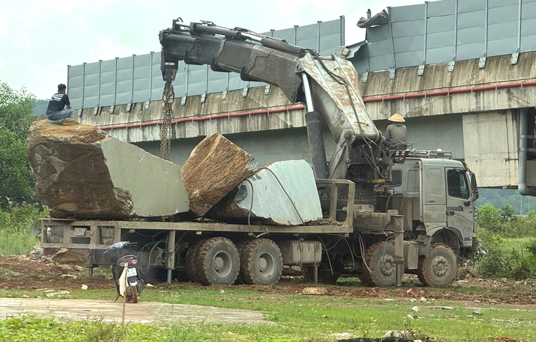 Thanh H&oacute;a siết xe qu&aacute; tải ở mỏ đ&aacute;, l&agrave;ng nghề, xử nghi&ecirc;m vi phạm- Ảnh 1.
