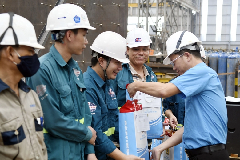 C&ocirc;ng đo&agrave;n LILAMA tặng qu&agrave; động vi&ecirc;n người lao động nh&acirc;n dịp Th&aacute;ng C&ocirc;ng nh&acirc;n 2026- Ảnh 1.