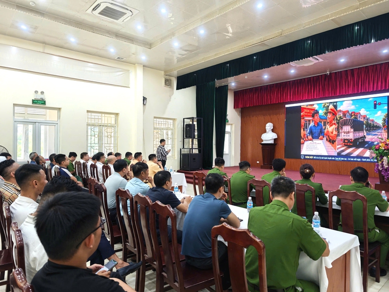 H&agrave; Nội: T&agrave;i xế xe tải k&yacute; cam kết kh&ocirc;ng ph&oacute;ng nhanh vượt ẩu sau khi xem clip c&aacute;c vụ tai nạn- Ảnh 1.