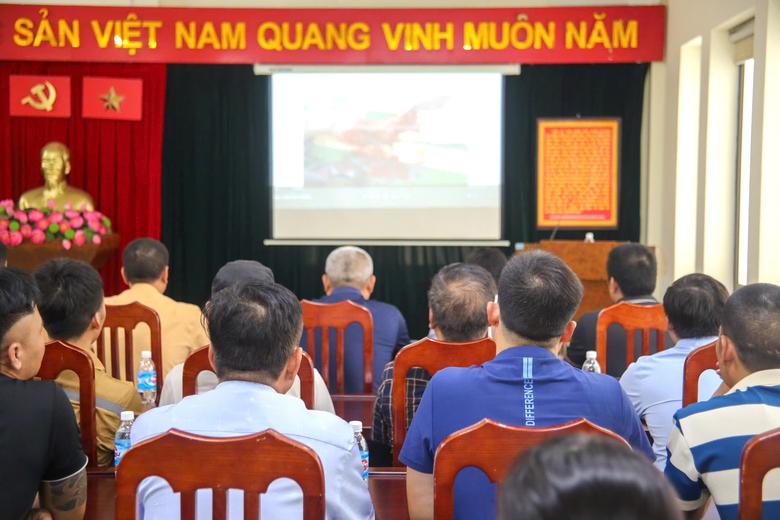 H&agrave; Nội: T&agrave;i xế xe tải k&yacute; cam kết kh&ocirc;ng ph&oacute;ng nhanh vượt ẩu sau khi xem clip c&aacute;c vụ tai nạn- Ảnh 2.