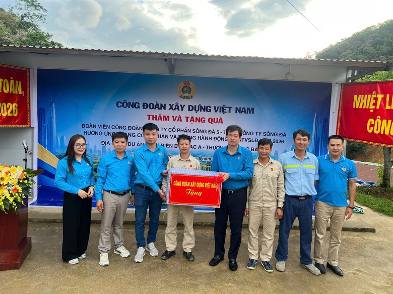 Trao y&ecirc;u thương, tiếp động lực cho c&ocirc;ng nh&acirc;n Thủy điện Bảo Lạc A- Ảnh 1.