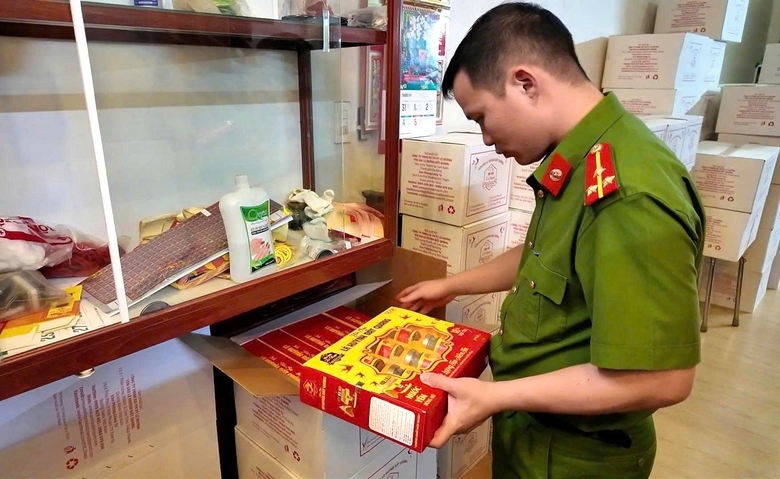 Bắt giám đốc công ty sản xuất 11.000 hũ yến giả bán ra thị trường- Ảnh 1. Bắt giám đốc công ty sản xuất 11.000 hũ yến giả bán ra thị trường- Ảnh 1.