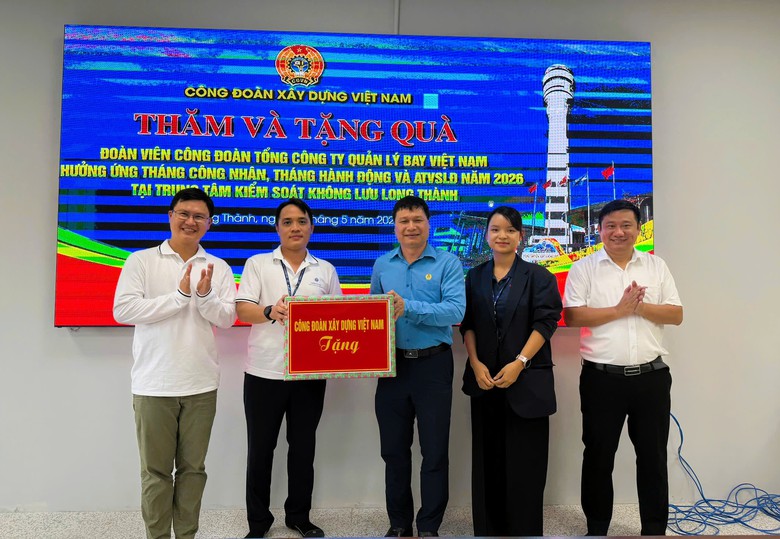 Đồng h&agrave;nh c&ugrave;ng người lao động tr&ecirc;n h&agrave;nh tr&igrave;nh đưa si&ecirc;u s&acirc;n bay Long Th&agrave;nh về đ&iacute;ch- Ảnh 4.
