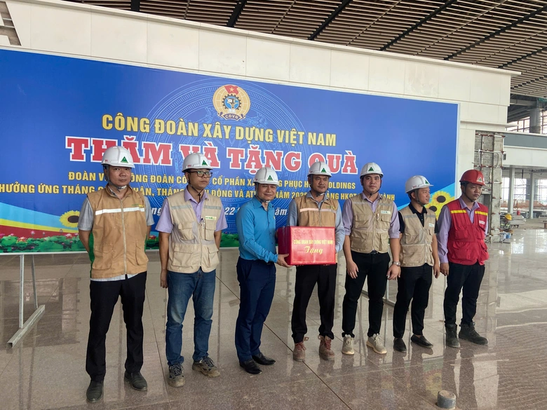 Đồng h&agrave;nh c&ugrave;ng người lao động tr&ecirc;n h&agrave;nh tr&igrave;nh đưa si&ecirc;u s&acirc;n bay Long Th&agrave;nh về đ&iacute;ch- Ảnh 1.