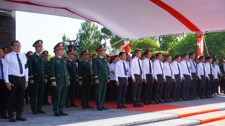 Thủ tướng L&ecirc; Minh Hưng dự lễ truy điệu v&agrave; an t&aacute;ng h&agrave;i cốt liệt sĩ tại tỉnh Quảng Trị- Ảnh 3.