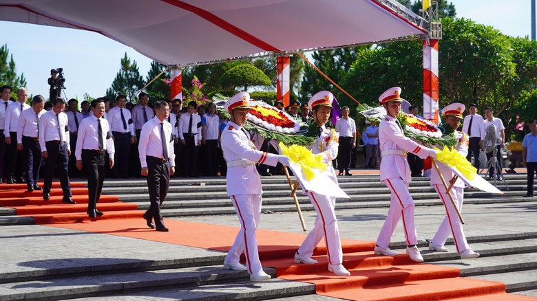Thủ tướng L&ecirc; Minh Hưng dự lễ truy điệu v&agrave; an t&aacute;ng h&agrave;i cốt liệt sĩ tại tỉnh Quảng Trị- Ảnh 2.