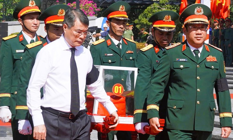 Thủ tướng L&ecirc; Minh Hưng dự lễ truy điệu v&agrave; an t&aacute;ng h&agrave;i cốt liệt sĩ tại tỉnh Quảng Trị- Ảnh 1.