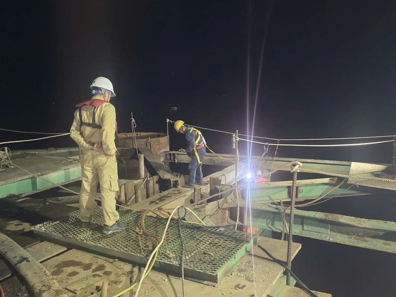 C&ocirc;ng nh&acirc;n "neo m&igrave;nh" giữa s&ocirc;ng Đ&agrave; thi c&ocirc;ng cầu d&acirc;y văng c&oacute; nhịp ch&iacute;nh d&agrave;i nhất Việt Nam- Ảnh 31.