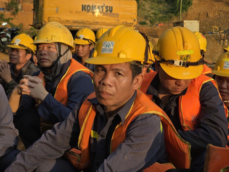 C&ocirc;ng nh&acirc;n "neo m&igrave;nh" giữa s&ocirc;ng Đ&agrave; thi c&ocirc;ng cầu d&acirc;y văng c&oacute; nhịp ch&iacute;nh d&agrave;i nhất Việt Nam- Ảnh 24.