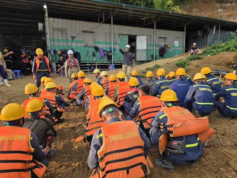 C&ocirc;ng nh&acirc;n "neo m&igrave;nh" giữa s&ocirc;ng Đ&agrave; thi c&ocirc;ng cầu d&acirc;y văng c&oacute; nhịp ch&iacute;nh d&agrave;i nhất Việt Nam- Ảnh 26.