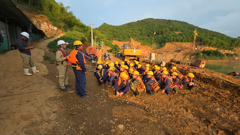 C&ocirc;ng nh&acirc;n "neo m&igrave;nh" giữa s&ocirc;ng Đ&agrave; thi c&ocirc;ng cầu d&acirc;y văng c&oacute; nhịp ch&iacute;nh d&agrave;i nhất Việt Nam- Ảnh 25.
