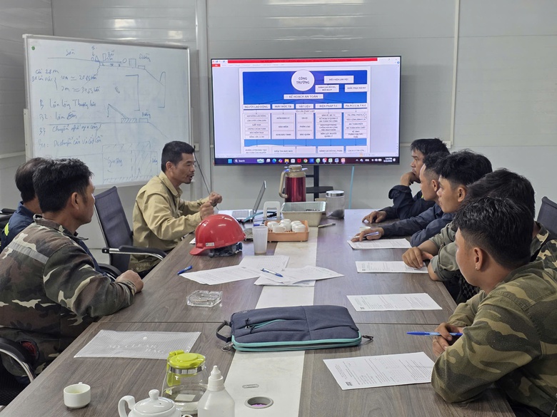 C&ocirc;ng nh&acirc;n "neo m&igrave;nh" giữa s&ocirc;ng Đ&agrave; thi c&ocirc;ng cầu d&acirc;y văng c&oacute; nhịp ch&iacute;nh d&agrave;i nhất Việt Nam- Ảnh 17.