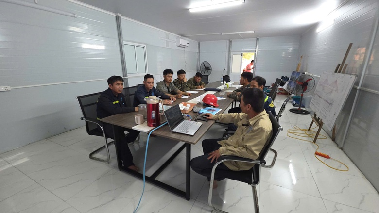 C&ocirc;ng nh&acirc;n "neo m&igrave;nh" giữa s&ocirc;ng Đ&agrave; thi c&ocirc;ng cầu d&acirc;y văng c&oacute; nhịp ch&iacute;nh d&agrave;i nhất Việt Nam- Ảnh 18.