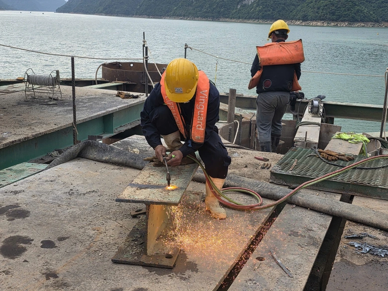 C&ocirc;ng nh&acirc;n "neo m&igrave;nh" giữa s&ocirc;ng Đ&agrave; thi c&ocirc;ng cầu d&acirc;y văng c&oacute; nhịp ch&iacute;nh d&agrave;i nhất Việt Nam- Ảnh 8.