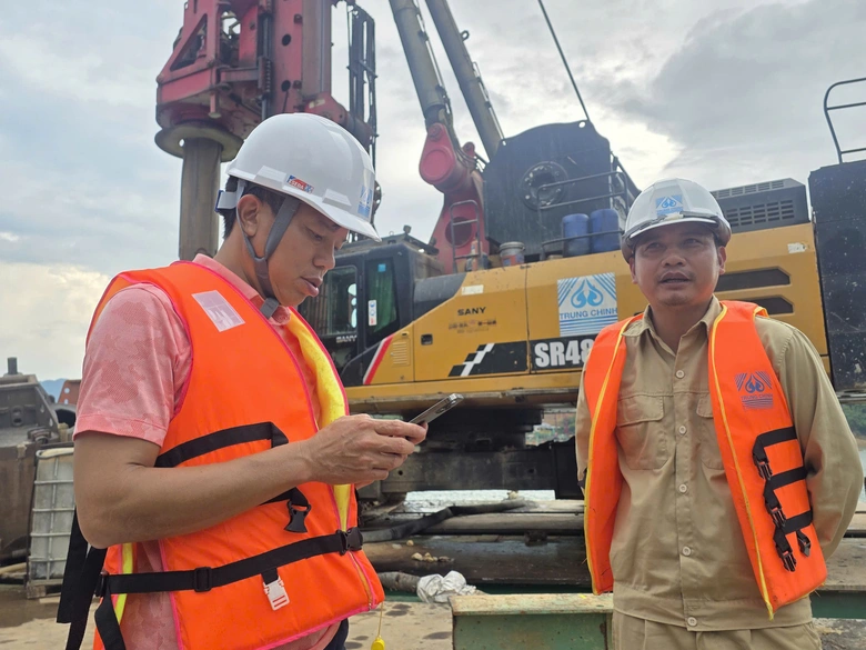 C&ocirc;ng nh&acirc;n "neo m&igrave;nh" giữa s&ocirc;ng Đ&agrave; thi c&ocirc;ng cầu d&acirc;y văng c&oacute; nhịp ch&iacute;nh d&agrave;i nhất Việt Nam- Ảnh 1.