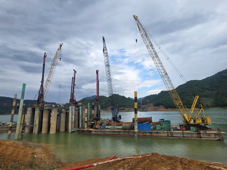 C&ocirc;ng nh&acirc;n "neo m&igrave;nh" giữa s&ocirc;ng Đ&agrave; thi c&ocirc;ng cầu d&acirc;y văng c&oacute; nhịp ch&iacute;nh d&agrave;i nhất Việt Nam- Ảnh 15.
