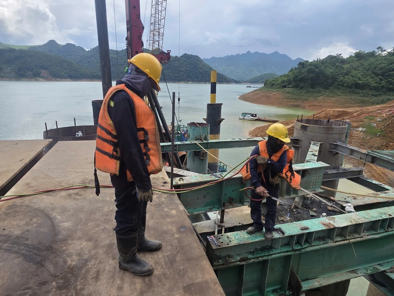 C&ocirc;ng nh&acirc;n "neo m&igrave;nh" giữa s&ocirc;ng Đ&agrave; thi c&ocirc;ng cầu d&acirc;y văng c&oacute; nhịp ch&iacute;nh d&agrave;i nhất Việt Nam- Ảnh 2.