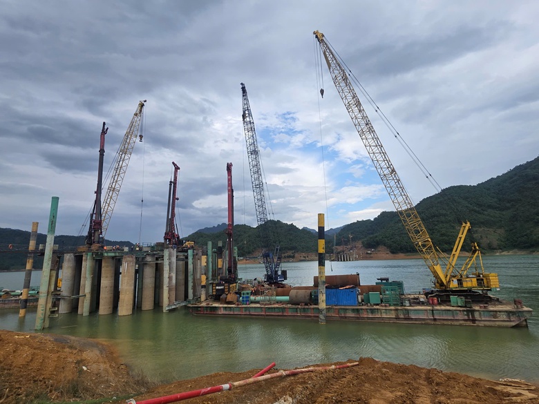 C&ocirc;ng nh&acirc;n "neo m&igrave;nh" giữa s&ocirc;ng Đ&agrave; thi c&ocirc;ng cầu d&acirc;y văng c&oacute; nhịp ch&iacute;nh d&agrave;i nhất Việt Nam- Ảnh 9.