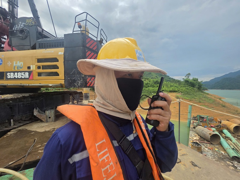 C&ocirc;ng nh&acirc;n "neo m&igrave;nh" giữa s&ocirc;ng Đ&agrave; thi c&ocirc;ng cầu d&acirc;y văng c&oacute; nhịp ch&iacute;nh d&agrave;i nhất Việt Nam- Ảnh 11.