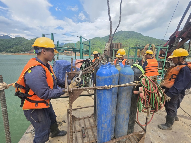 C&ocirc;ng nh&acirc;n "neo m&igrave;nh" giữa s&ocirc;ng Đ&agrave; thi c&ocirc;ng cầu d&acirc;y văng c&oacute; nhịp ch&iacute;nh d&agrave;i nhất Việt Nam- Ảnh 3.
