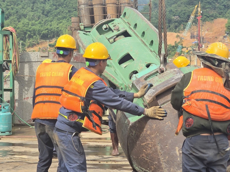 C&ocirc;ng nh&acirc;n "neo m&igrave;nh" giữa s&ocirc;ng Đ&agrave; thi c&ocirc;ng cầu d&acirc;y văng c&oacute; nhịp ch&iacute;nh d&agrave;i nhất Việt Nam- Ảnh 4.