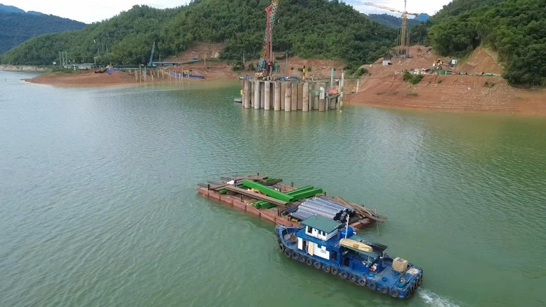 C&ocirc;ng nh&acirc;n "neo m&igrave;nh" giữa s&ocirc;ng Đ&agrave; thi c&ocirc;ng cầu d&acirc;y văng c&oacute; nhịp ch&iacute;nh d&agrave;i nhất Việt Nam- Ảnh 6.