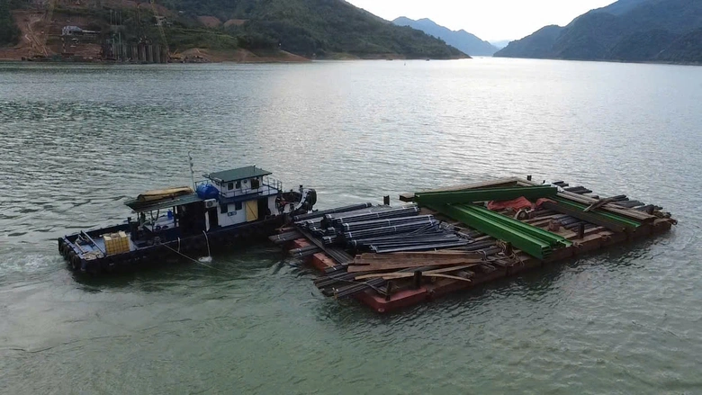 C&ocirc;ng nh&acirc;n "neo m&igrave;nh" giữa s&ocirc;ng Đ&agrave; thi c&ocirc;ng cầu d&acirc;y văng c&oacute; nhịp ch&iacute;nh d&agrave;i nhất Việt Nam- Ảnh 7.