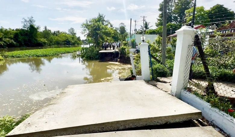 Cần Thơ chật vật ứng ph&oacute; với sạt lở hai b&ecirc;n bờ s&ocirc;ng- Ảnh 1.