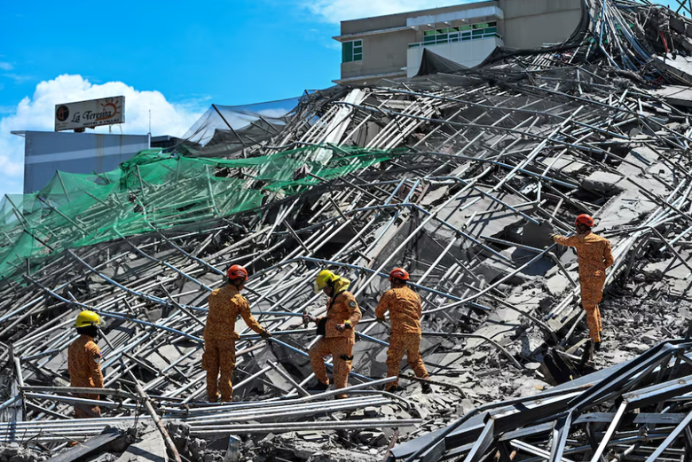 Sập t&ograve;a nh&agrave; đang thi c&ocirc;ng ở Philippines, lo ngại vẫn c&ograve;n hơn 20 người mắc kẹt- Ảnh 1.