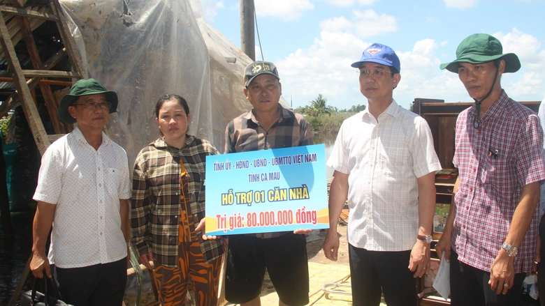Cà Mau: Khôi phục đường sá, hỗ trợ người dân khắc phục hậu quả dông lốc- Ảnh 1. Cà Mau: Khôi phục đường sá, hỗ trợ người dân khắc phục hậu quả dông lốc- Ảnh 1.