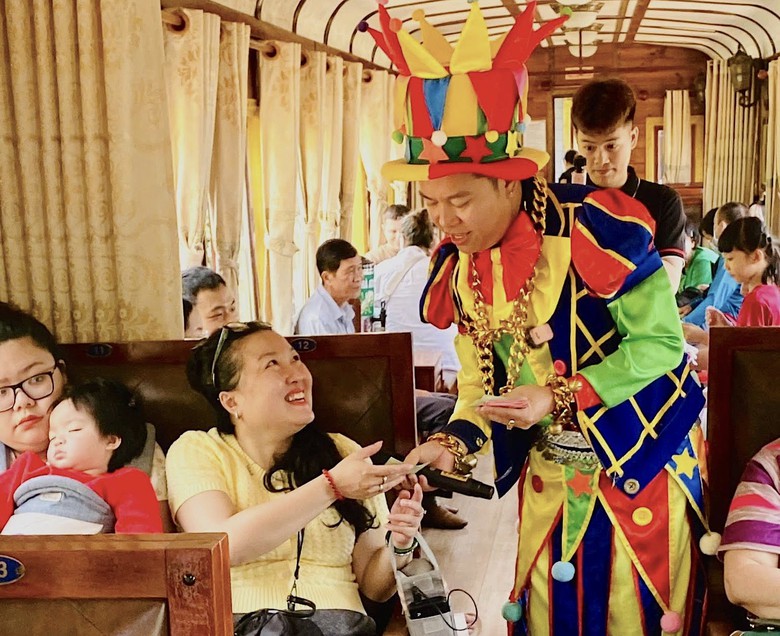 T&agrave;u cổ Đ&agrave; Lạt &ldquo;n&acirc;ng cấp&rdquo; trải nghiệm: C&oacute; ch&uacute; hề hoạt n&aacute;o, nhạc sống v&agrave; qu&agrave; tặng- Ảnh 1.