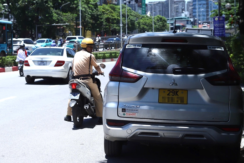 H&agrave; Nội: CSGT xử l&yacute; hơn 2.200 phương tiện dừng đỗ tr&aacute;i ph&eacute;p trong 10 ng&agrave;y- Ảnh 2.