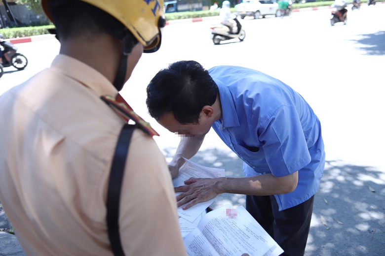 H&agrave; Nội: CSGT xử l&yacute; hơn 2.200 phương tiện dừng đỗ tr&aacute;i ph&eacute;p trong 10 ng&agrave;y- Ảnh 4.